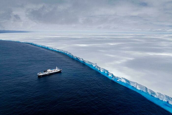 The A23a Iceberg Weighing 1,000 Billion Tons, 4,000 Square Kilometers Wide, 3 Times Bigger Than New York 😲