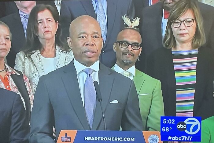 Por si el traje no era suficiente