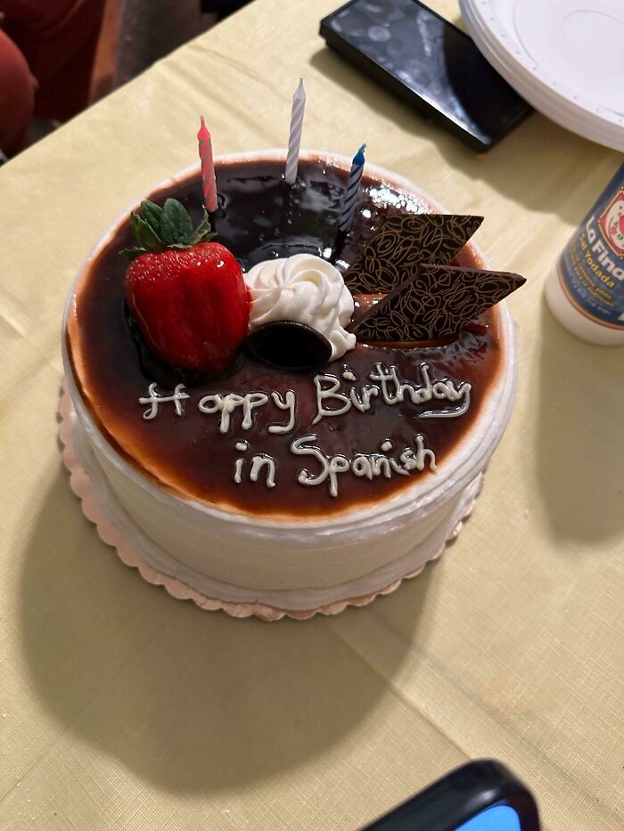 Cake fail with the text "Happy Birthday in Spanish" instead of an actual translation.