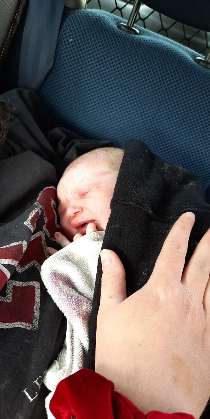 Acabo de ayudar a traer a mi hijo al mundo en el asiento trasero del coche