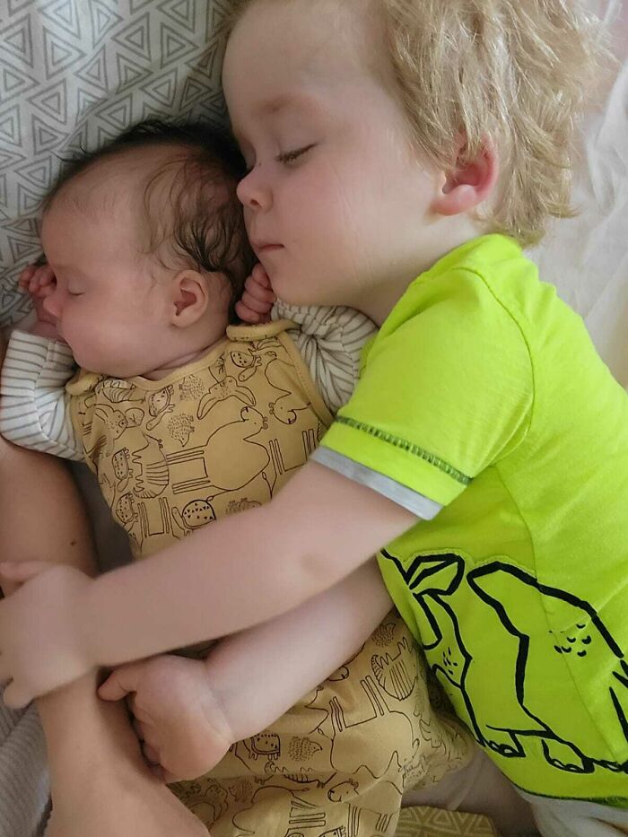 La mejor foto que he sacado: mi hijo de 3 años y medio y mi hija de 5 semanas
