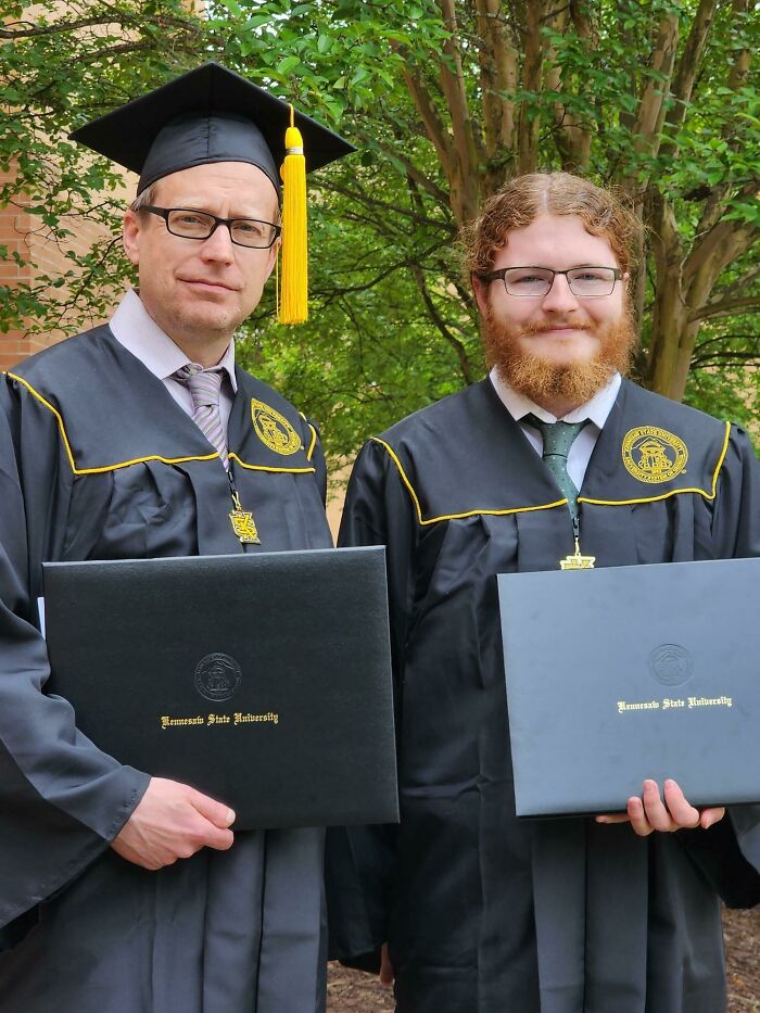 Volví a la universidad con mi hijo y nos acabamos de graduar en ingeniería