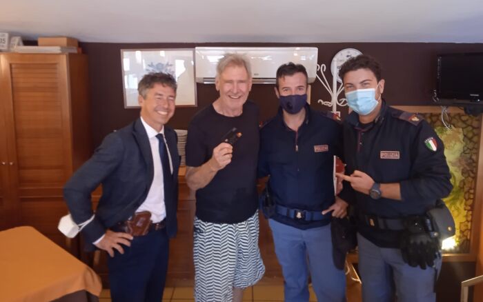 In Palermo (Italy), A Citizen Went To The Police Station To Return A Credit Card Found On The Street. Within Minutes The Policemen Were Able To Trace The Identity Of The Card Holder: Harrison Ford