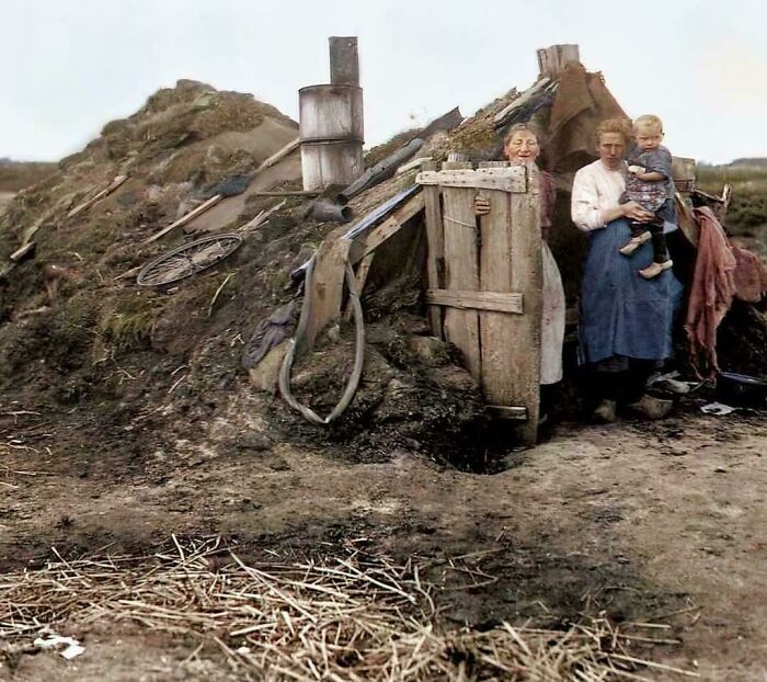 Ocupantes de una casa de tepes en Drenthe, Países Bajos, fotografiados en el exterior en 1936