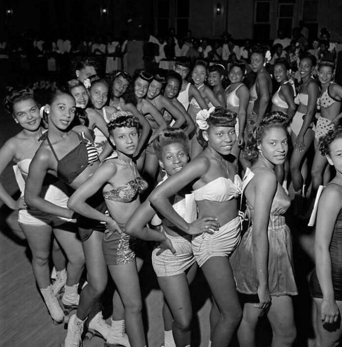Trajes de baño y patines, Chicago, 1947. Fotografía de Wayne Miller