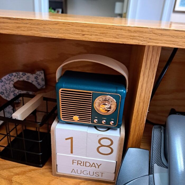 Vintage radio on desk shelf with a perpetual calendar showing August 18.