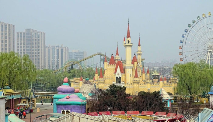“From A Distance, It Looks OK”: Man Shares His Absurd Experience Visiting Beijing’s Amusement Park - 14