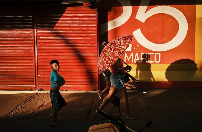 Urban Adventures: Capturing Life's Unscripted Moments Through Street Photography (42 New Pics)