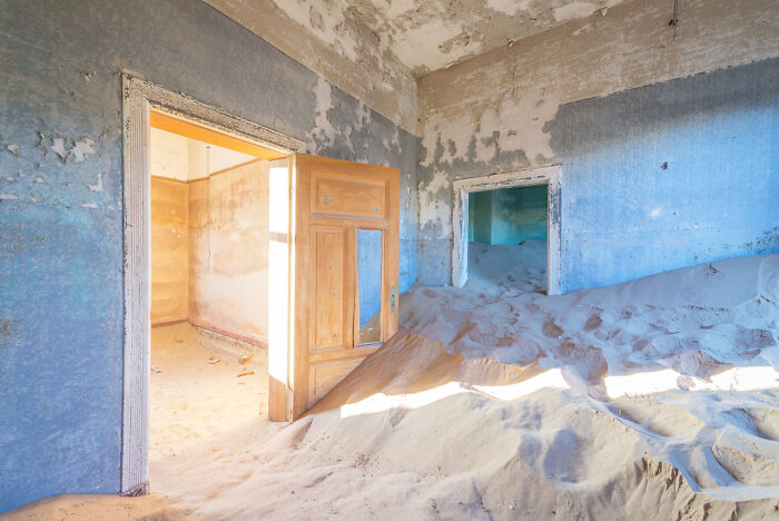 I Discovered The Forgotten Treasures Of Kolmanskop: A Namibian Ghost Town Featured In "Fallout" And "Mad Max" I Discovered The Forgotten Treasures Of Kolmanskop: A Namibian Ghost Town Featured In "Fallout" And "Mad Max"