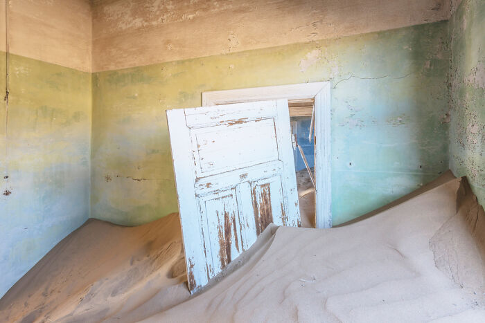 I Discovered The Forgotten Treasures Of Kolmanskop: A Namibian Ghost Town Featured In "Fallout" And "Mad Max" I Discovered The Forgotten Treasures Of Kolmanskop: A Namibian Ghost Town Featured In "Fallout" And "Mad Max"