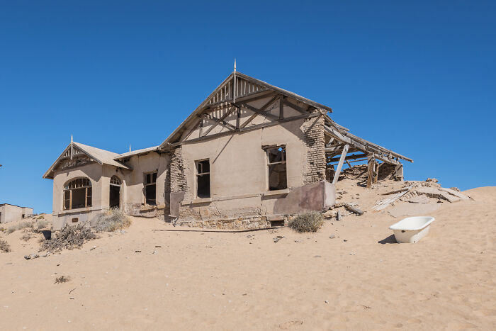 I Discovered The Forgotten Treasures Of Kolmanskop: A Namibian Ghost Town Featured In "Fallout" And "Mad Max" I Discovered The Forgotten Treasures Of Kolmanskop: A Namibian Ghost Town Featured In "Fallout" And "Mad Max"