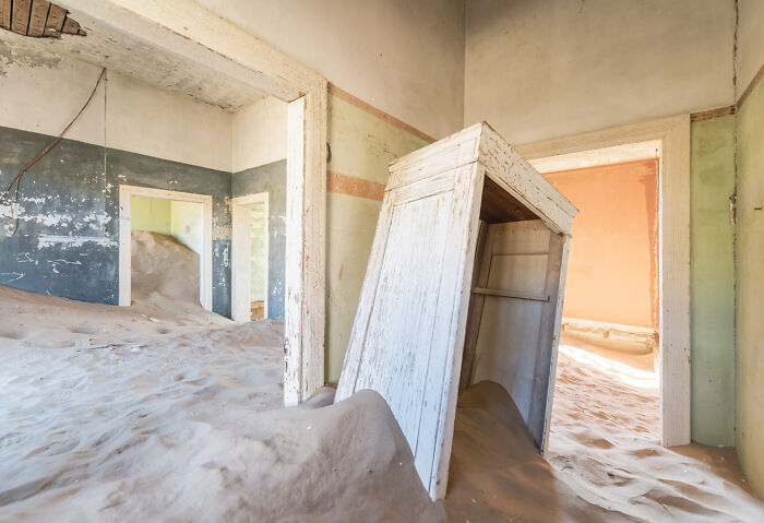 I Discovered The Forgotten Treasures Of Kolmanskop: A Namibian Ghost Town Featured In "Fallout" And "Mad Max" I Discovered The Forgotten Treasures Of Kolmanskop: A Namibian Ghost Town Featured In "Fallout" And "Mad Max"