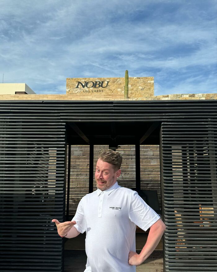 Macaulay Culkin Hilariously Pretends To Be Resort Staff During Brenda Song's Birthday Getaway Macaulay Culkin Hilariously Pretends To Be Resort Staff During Brenda Song's Birthday Getaway