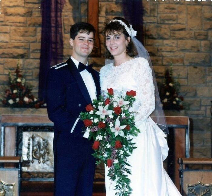 “Every Layover Is A Date Night” Husband And Wife Fly Commercial Planes Together - 7