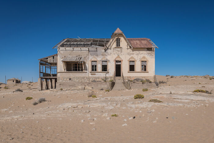 I Discovered The Forgotten Treasures Of Kolmanskop: A Namibian Ghost Town Featured In "Fallout" And "Mad Max" I Discovered The Forgotten Treasures Of Kolmanskop: A Namibian Ghost Town Featured In "Fallout" And "Mad Max"