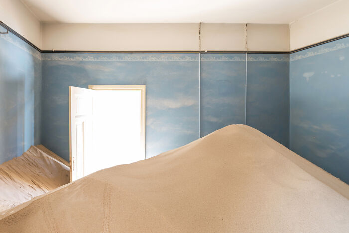 I Discovered The Forgotten Treasures Of Kolmanskop: A Namibian Ghost Town Featured In "Fallout" And "Mad Max" I Discovered The Forgotten Treasures Of Kolmanskop: A Namibian Ghost Town Featured In "Fallout" And "Mad Max"