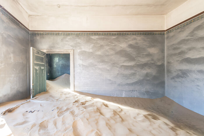 I Discovered The Forgotten Treasures Of Kolmanskop: A Namibian Ghost Town Featured In "Fallout" And "Mad Max" I Discovered The Forgotten Treasures Of Kolmanskop: A Namibian Ghost Town Featured In "Fallout" And "Mad Max"