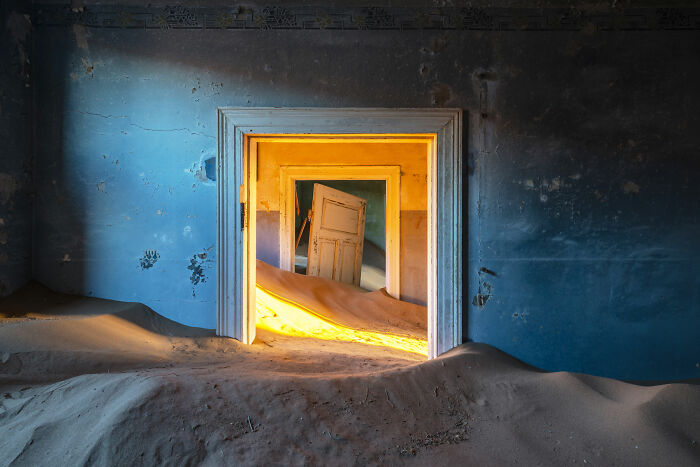 I Discovered The Forgotten Treasures Of Kolmanskop: A Namibian Ghost Town Featured In "Fallout" And "Mad Max" I Discovered The Forgotten Treasures Of Kolmanskop: A Namibian Ghost Town Featured In "Fallout" And "Mad Max"