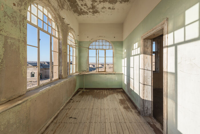 I Discovered The Forgotten Treasures Of Kolmanskop: A Namibian Ghost Town Featured In "Fallout" And "Mad Max" I Discovered The Forgotten Treasures Of Kolmanskop: A Namibian Ghost Town Featured In "Fallout" And "Mad Max"