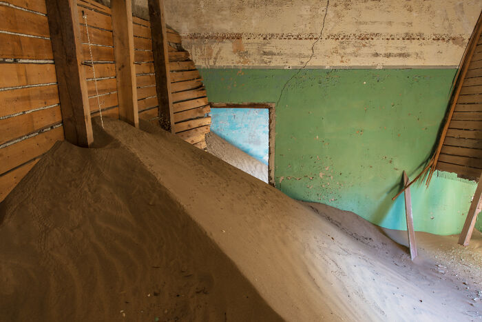 I Discovered The Forgotten Treasures Of Kolmanskop: A Namibian Ghost Town Featured In "Fallout" And "Mad Max" I Discovered The Forgotten Treasures Of Kolmanskop: A Namibian Ghost Town Featured In "Fallout" And "Mad Max"