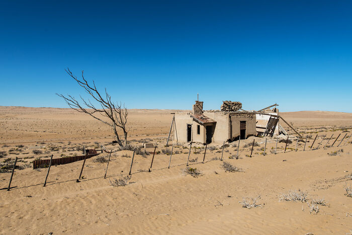I Discovered The Forgotten Treasures Of Kolmanskop: A Namibian Ghost Town Featured In "Fallout" And "Mad Max" I Discovered The Forgotten Treasures Of Kolmanskop: A Namibian Ghost Town Featured In "Fallout" And "Mad Max"