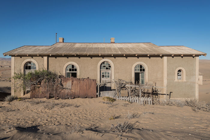 I Discovered The Forgotten Treasures Of Kolmanskop: A Namibian Ghost Town Featured In "Fallout" And "Mad Max" I Discovered The Forgotten Treasures Of Kolmanskop: A Namibian Ghost Town Featured In "Fallout" And "Mad Max"