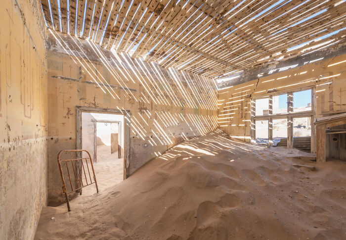 I Discovered The Forgotten Treasures Of Kolmanskop: A Namibian Ghost Town Featured In "Fallout" And "Mad Max" I Discovered The Forgotten Treasures Of Kolmanskop: A Namibian Ghost Town Featured In "Fallout" And "Mad Max"