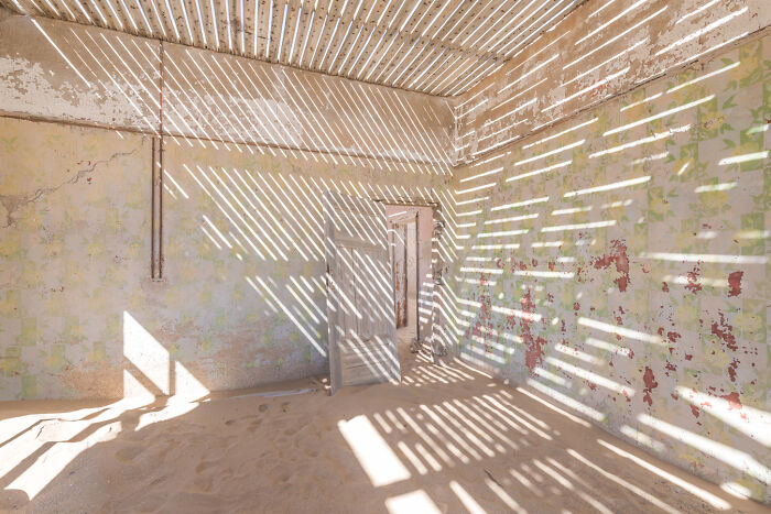 I Discovered The Forgotten Treasures Of Kolmanskop: A Namibian Ghost Town Featured In "Fallout" And "Mad Max" I Discovered The Forgotten Treasures Of Kolmanskop: A Namibian Ghost Town Featured In "Fallout" And "Mad Max"