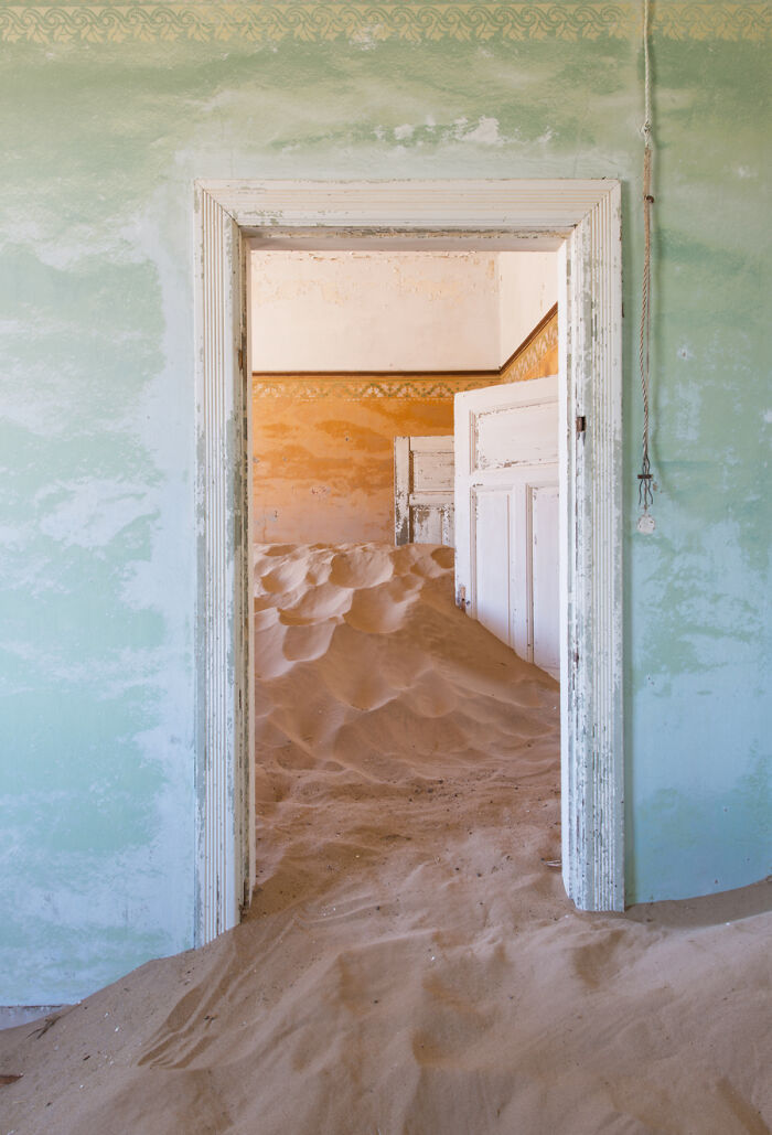 I Discovered The Forgotten Treasures Of Kolmanskop: A Namibian Ghost Town Featured In "Fallout" And "Mad Max" I Discovered The Forgotten Treasures Of Kolmanskop: A Namibian Ghost Town Featured In "Fallout" And "Mad Max"