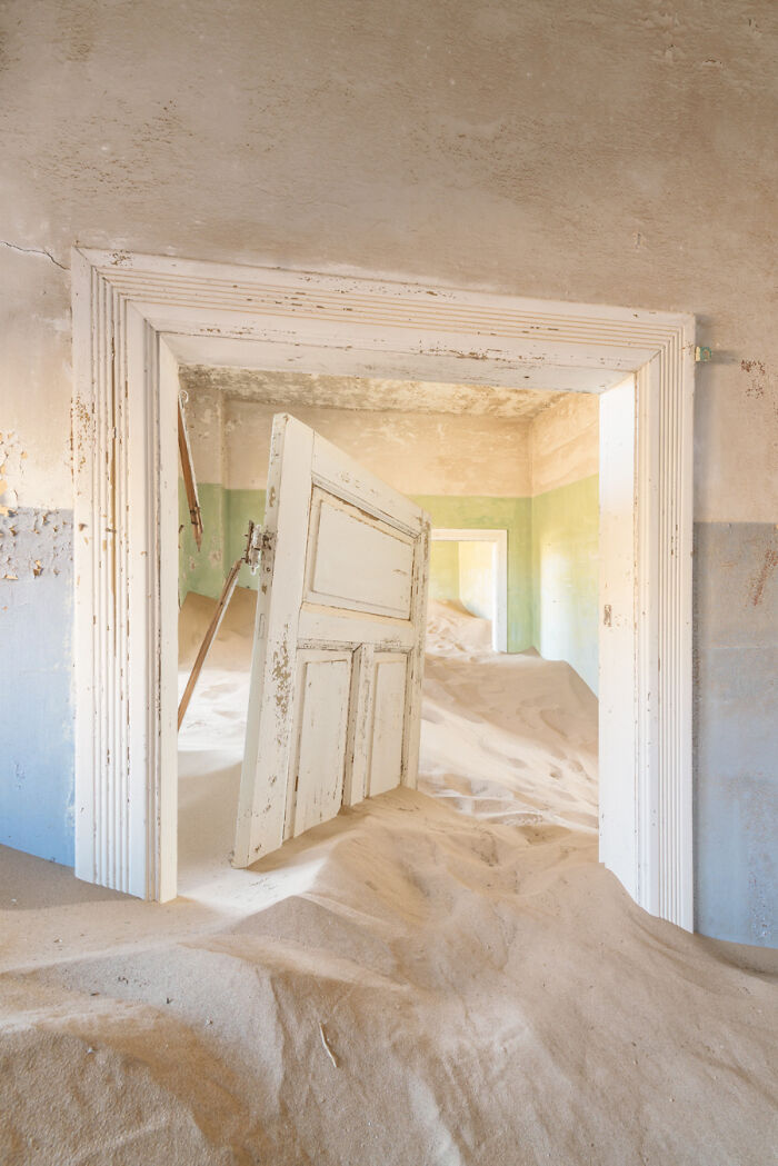 I Discovered The Forgotten Treasures Of Kolmanskop: A Namibian Ghost Town Featured In "Fallout" And "Mad Max" I Discovered The Forgotten Treasures Of Kolmanskop: A Namibian Ghost Town Featured In "Fallout" And "Mad Max"