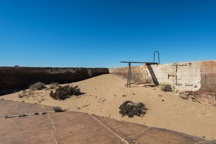 I Discovered The Forgotten Treasures Of Kolmanskop: A Namibian Ghost Town Featured In "Fallout" And "Mad Max" I Discovered The Forgotten Treasures Of Kolmanskop: A Namibian Ghost Town Featured In "Fallout" And "Mad Max"