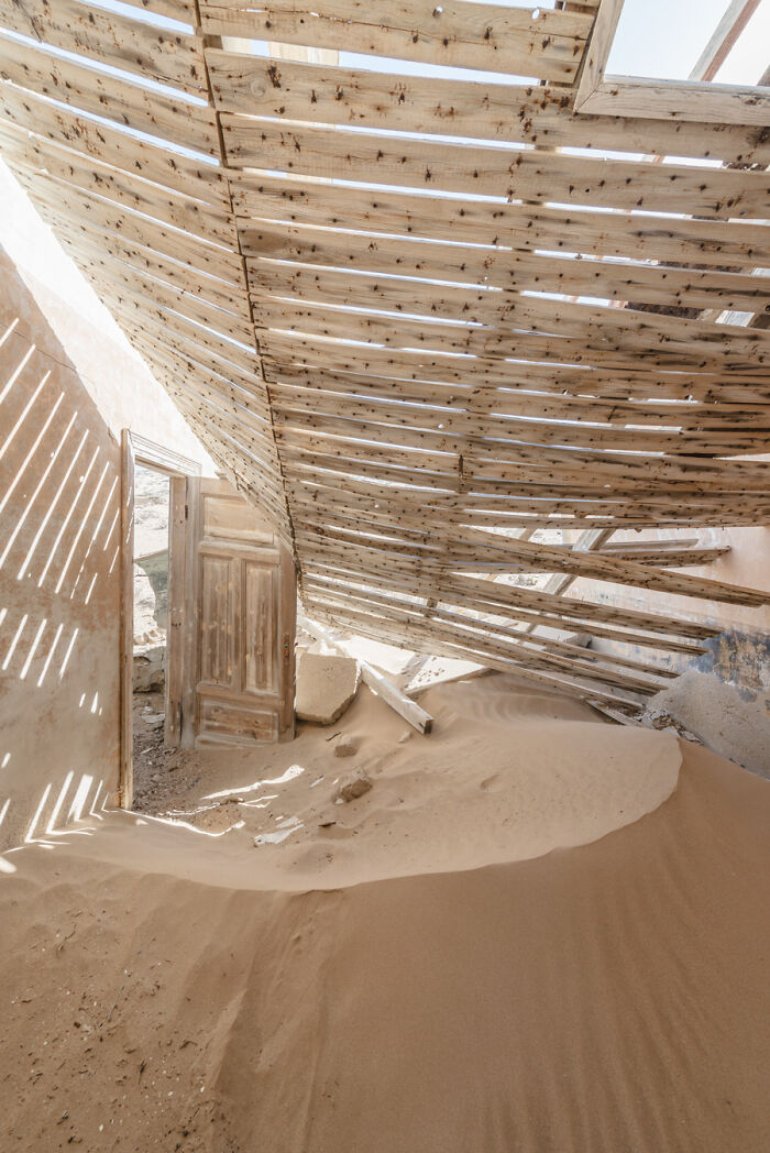I Discovered The Forgotten Treasures Of Kolmanskop: A Namibian Ghost Town Featured In "Fallout" And "Mad Max" I Discovered The Forgotten Treasures Of Kolmanskop: A Namibian Ghost Town Featured In "Fallout" And "Mad Max"