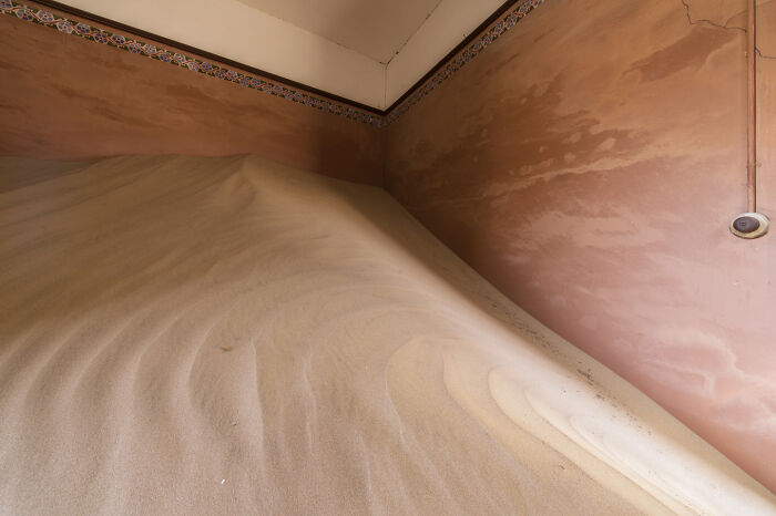 I Discovered The Forgotten Treasures Of Kolmanskop: A Namibian Ghost Town Featured In "Fallout" And "Mad Max" I Discovered The Forgotten Treasures Of Kolmanskop: A Namibian Ghost Town Featured In "Fallout" And "Mad Max"