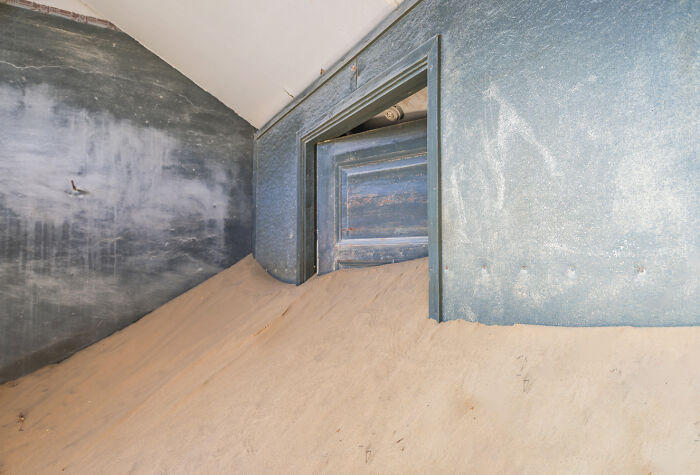 I Discovered The Forgotten Treasures Of Kolmanskop: A Namibian Ghost Town Featured In "Fallout" And "Mad Max" I Discovered The Forgotten Treasures Of Kolmanskop: A Namibian Ghost Town Featured In "Fallout" And "Mad Max"