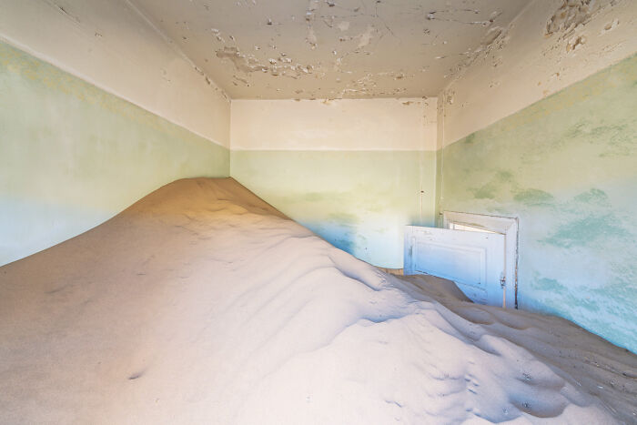 I Discovered The Forgotten Treasures Of Kolmanskop: A Namibian Ghost Town Featured In "Fallout" And "Mad Max" I Discovered The Forgotten Treasures Of Kolmanskop: A Namibian Ghost Town Featured In "Fallout" And "Mad Max"