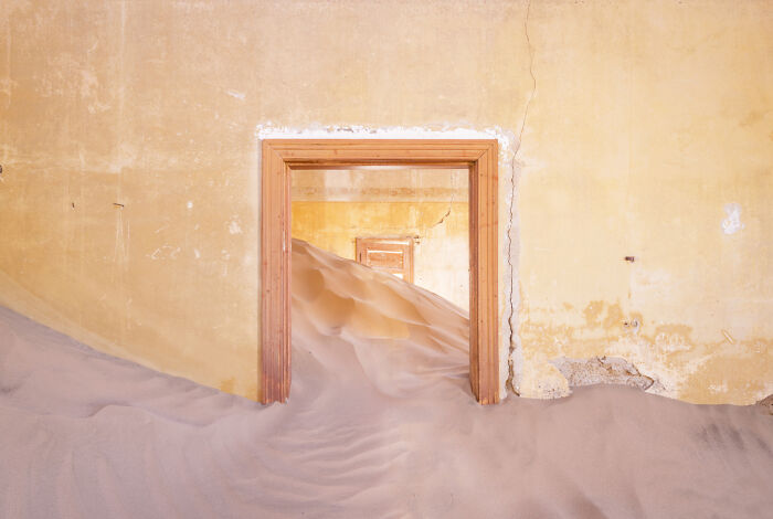 I Discovered The Forgotten Treasures Of Kolmanskop: A Namibian Ghost Town Featured In "Fallout" And "Mad Max" I Discovered The Forgotten Treasures Of Kolmanskop: A Namibian Ghost Town Featured In "Fallout" And "Mad Max"