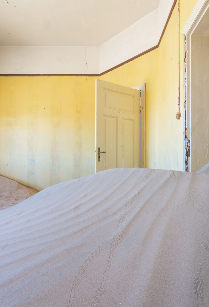 I Discovered The Forgotten Treasures Of Kolmanskop: A Namibian Ghost Town Featured In "Fallout" And "Mad Max" I Discovered The Forgotten Treasures Of Kolmanskop: A Namibian Ghost Town Featured In "Fallout" And "Mad Max"