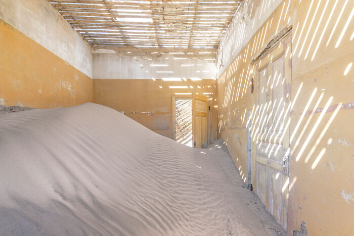 I Discovered The Forgotten Treasures Of Kolmanskop: A Namibian Ghost Town Featured In "Fallout" And "Mad Max" I Discovered The Forgotten Treasures Of Kolmanskop: A Namibian Ghost Town Featured In "Fallout" And "Mad Max"