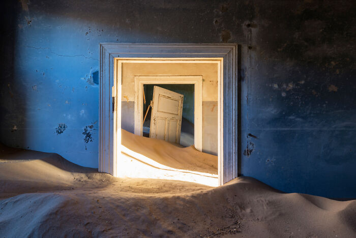 I Discovered The Forgotten Treasures Of Kolmanskop: A Namibian Ghost Town Featured In "Fallout" And "Mad Max" I Discovered The Forgotten Treasures Of Kolmanskop: A Namibian Ghost Town Featured In "Fallout" And "Mad Max"