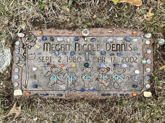 Interesting-Tombstones-Graves-Cemeteryporn