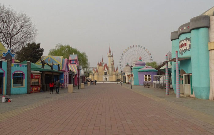 “From A Distance, It Looks OK”: Man Shares His Absurd Experience Visiting Beijing’s Amusement Park
