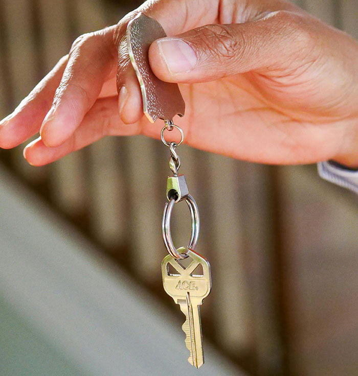Woman Refuses To Buy Previous Tenant's Stuff, Hoping She'll Leave It Anyway, Comes To Regret It