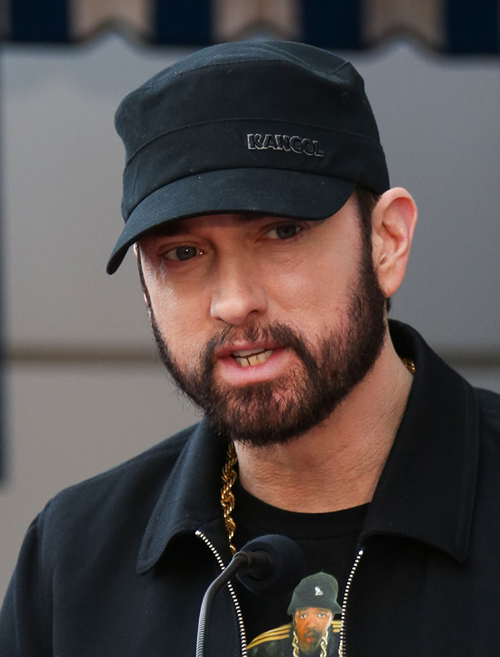 Eminem Shows Off His 16-Year Sobriety Chip After Near-Fatal 2007 Overdose - 3