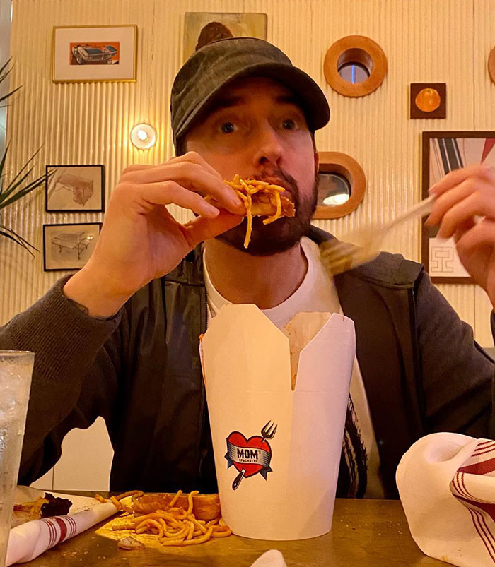 Eminem Shows Off His 16-Year Sobriety Chip After Near-Fatal 2007 Overdose - 4