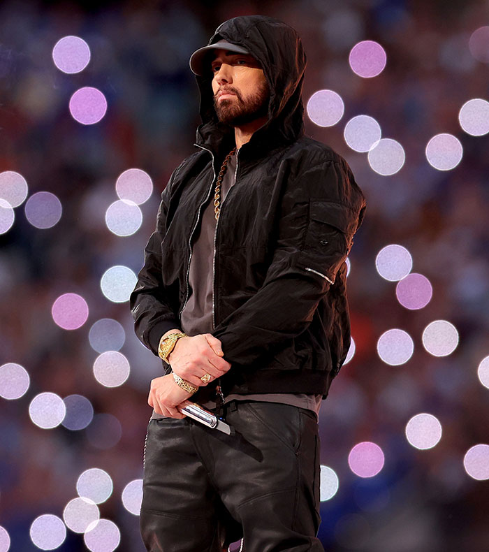 Eminem Shows Off His 16-Year Sobriety Chip After Near-Fatal 2007 Overdose - 1