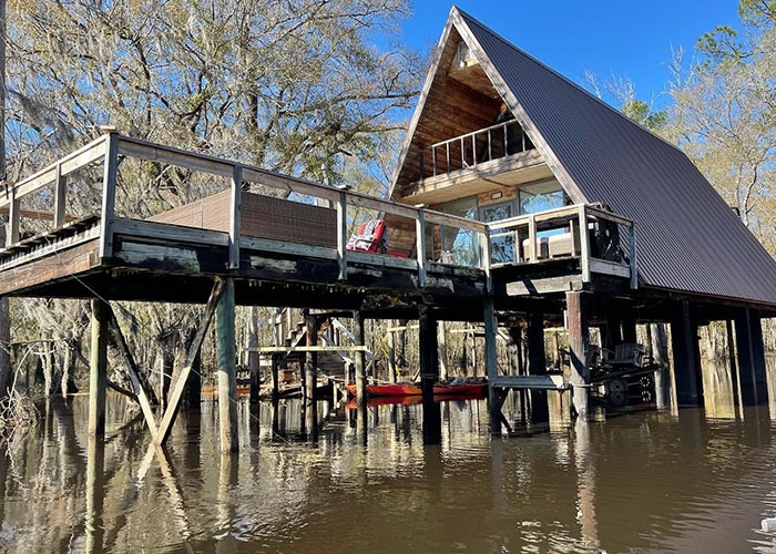 Woman Who Lives Surrounded By Alligator-Infested Waters Defends &ldquo;Peaceful&rdquo; Lifestyle