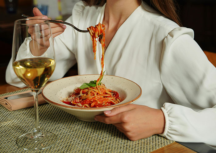 Vegan Woman Tricked Into Eating Meat By Boyfriend’s Family, Makes Sure They Regret It - 1