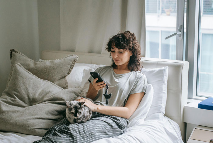 Guy Asks A Friend To Watch His Sick Cat For A While, Starts Ignoring Texts Asking Him To Take It Back