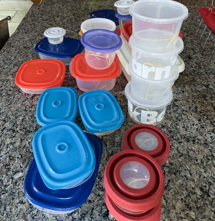 Mi marido odia cuando hay tupers en la nevera con pocas sobras, así que mi hijo le gastó una broma, metiendo 22 tupers con un espagueti cada uno