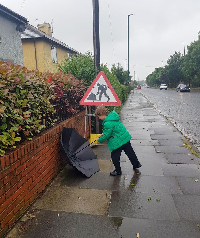 Mi hijo haciendo lo que pone el cartel